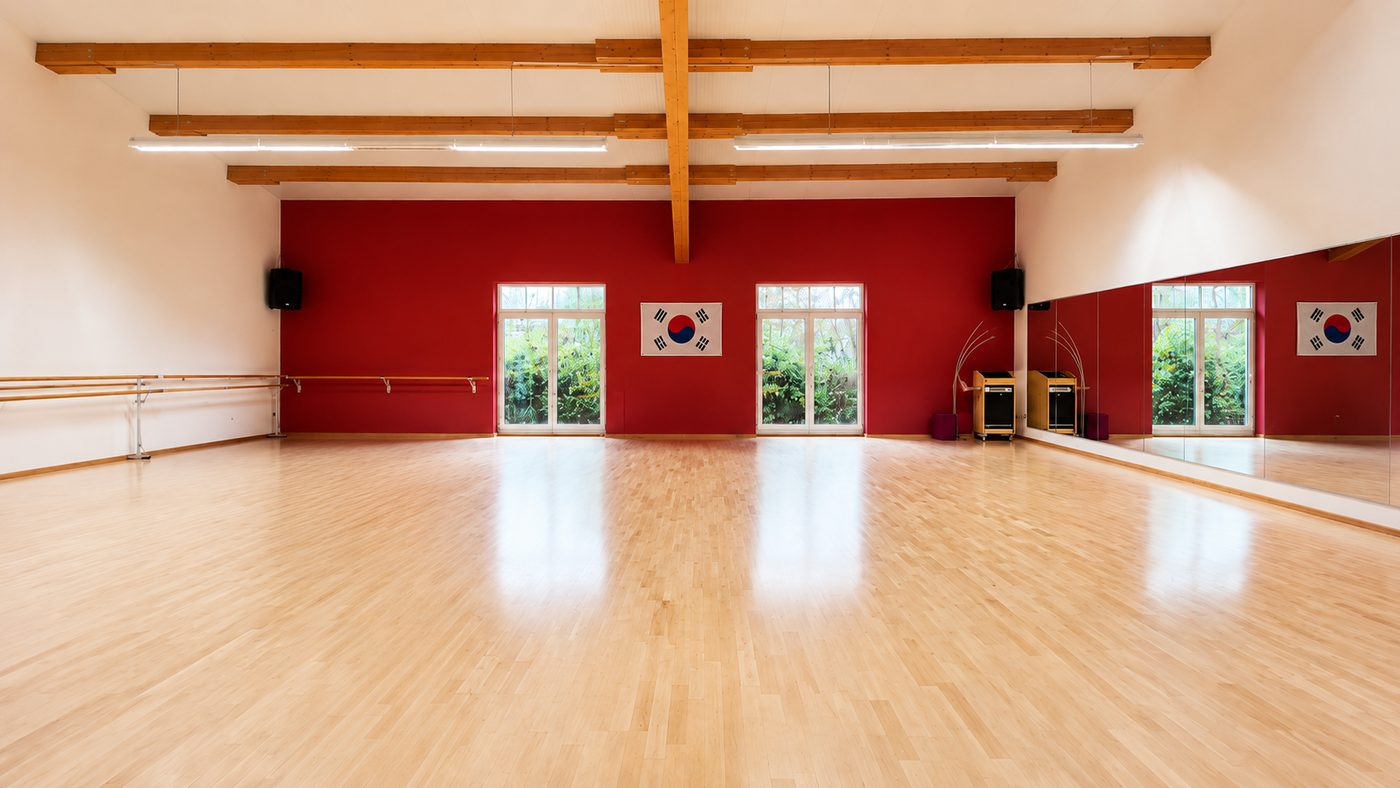 Taekwondo-Saal mit roter Wand und koreanischer Flagge